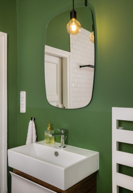  Detailaufnahme des Spiegels in grünem Badezimmer